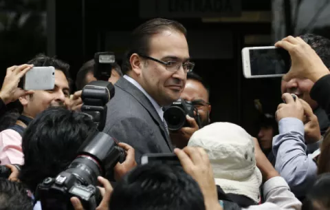 Hallan $50,000 en domicilio vinculado a exgobernador prófugo mexicano