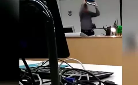 Profesor explota ante un alumno poco importa