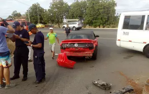 Dos heridos tras impactar auto deportivo con bus de Las Tablas-Chitré