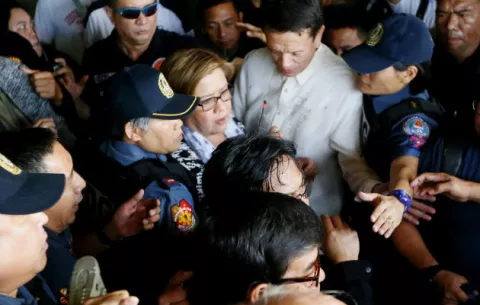 La senadora anti Duterte acusada de corrupción se entrega a la Policía