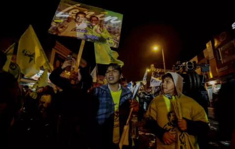 Candidatos gastan suela y garganta la víspera de cierre de campaña en Ecuador