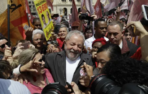 Lula prepara otra candidatura, pese a los cargos en su contra 