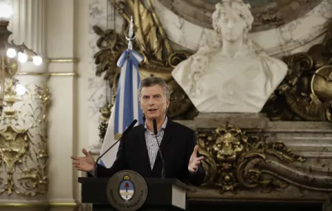 Macri dice se respetó ley en acuerdo con empresa familiar pero reconoce error