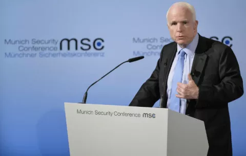 El senador McCain le dice a Trump que los "dictadores" empiezan reprimiendo a la prensa