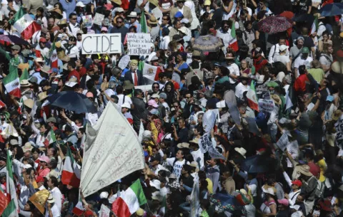 Miles marchan en México para exigir respeto a Trump 