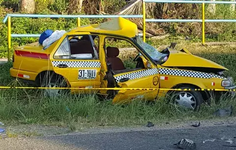 Muere pasajera de taxi en Puerto Pilón y conductor se encuentra grave