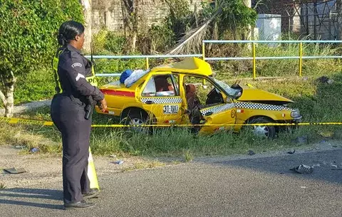 Pasajera muere al accidentarse en Puerto Pilón, taxi donde viajaba