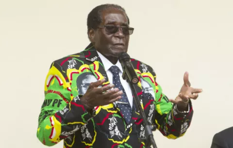 Robert Mugabe cumple 93 años dispuesto a seguir en el poder