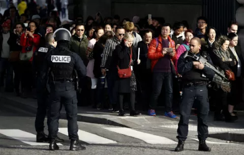 Soldado dispara a hombre que intentó atacarle en el Museo del Louvre