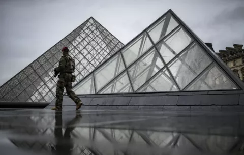 El agresor del Louvre rechaza hablar con los investigadores