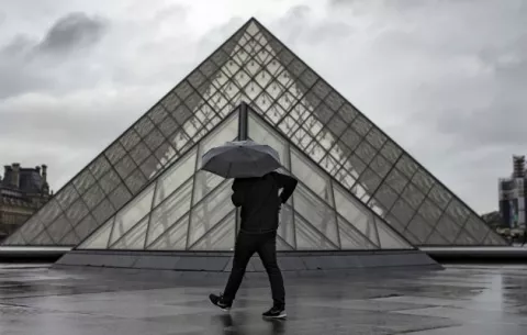 El Louvre reabre tras el ataque terrorista contra unos militares