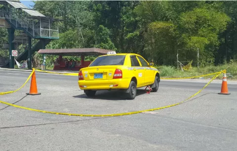 Niño grave al ser arrastrado por taxi de su padre