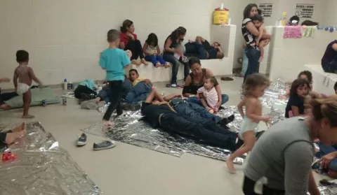 Órdenes de Trump ponen a niños centroamericanos entre la espada y el muro