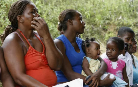 Al menos 50 familias desplazadas en el oeste de Colombia por la violencia