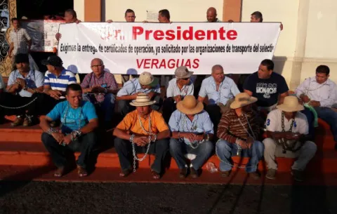 Transportistas se encadenan en iglesia de Santiago