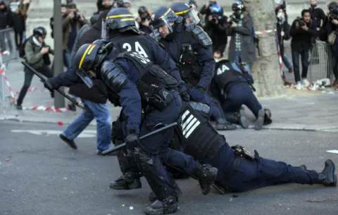 Cerca de 13 detenidos durante una marcha contra abuso policial en París