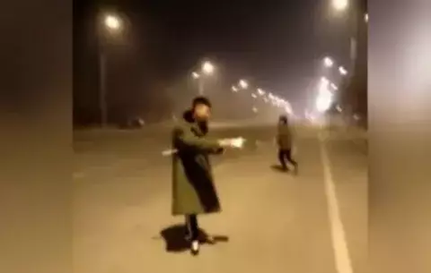 ¡Duelo chino!, se disparan fuegos artificiales 