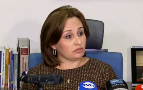 Procuradora trata de limpiar el rostro del Ejecutivo 