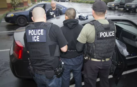 Congresistas hispanos expresan "enfado" por redadas anti-inmigrantes