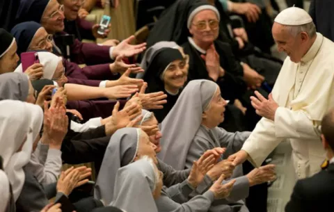 Vaticano: Unos 2.300 religiosos cuelgan los hábitos cada año
