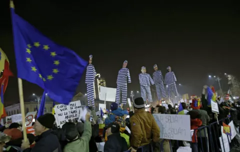 Protestas en Rumanía tras decreto que despenaliza la corrupción