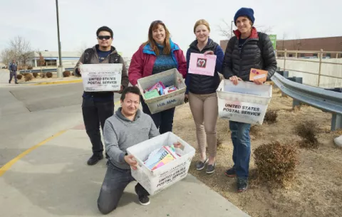 Entregan tarjetas de San Valentín hechas a mano a migrantes detenidos en EE.UU.
