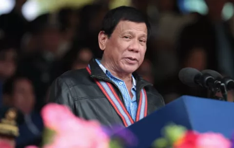 Senadora filipina llama "asesino en serie" a Duterte  