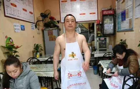 El dueño de un restaurante lleva 10 años sin usar camisas 