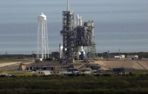 SpaceX llevará a dos personas a la luna el año entrante 