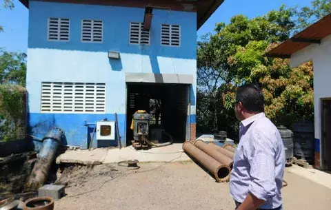 Incendio de pala mecánica afecta suministro de agua en Los Santos
