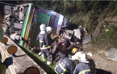 Vuelco de autobús deja 32 muertos en Taiwán