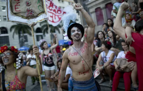 Brasileños usan el Carnaval para protestar contra Temer