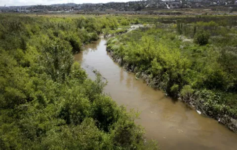 Derrame de aguas residuales en Tijuana llega a EE.UU. 