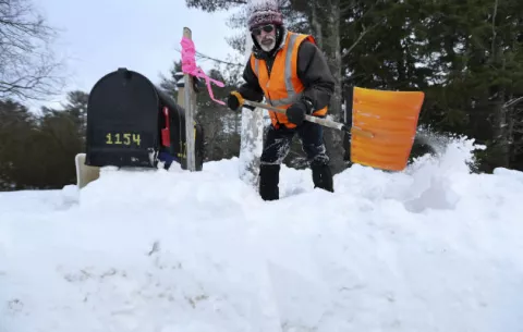 Nuevas nevadas azotan noreste de EE.UU. y reportan una muerte 