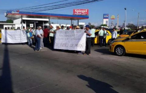 Transportistas piquetean frente a la gobernación de Veraguas