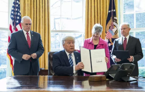 Donald Trump ordena combatir el crimen en EE.UU.