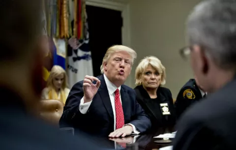 Justicia de EE.UU. estudia la petición de Trump de restituir su veto migratorio