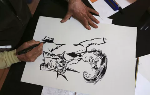 Artista iraquí plasma en murales su protesta contra Trump 