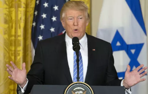 Trump trata de desviar la atención de Rusia con ataques a la prensa