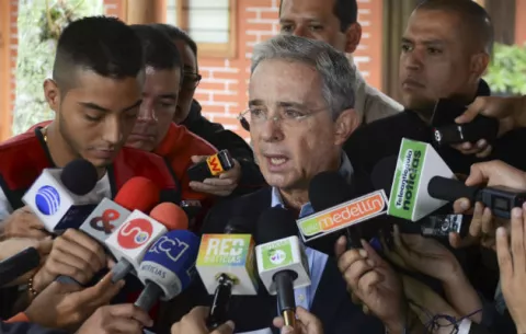 Uribismo recogerá firmas contra legislación que blinda acuerdo paz colombiano
