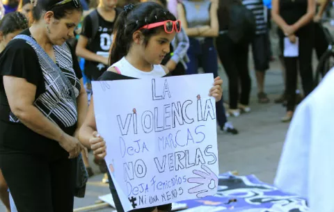 Cientos de mujeres marchan en Montevideo por ola de feminicidios en Uruguay
