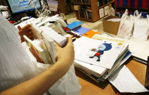 Padres no están obligados a comprar insumos en las escuelas