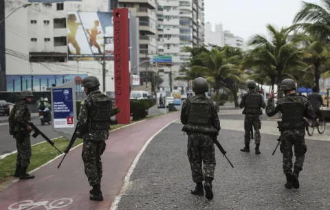 Vitoria empieza a recuperar la normalidad con Ejército aún en las calles