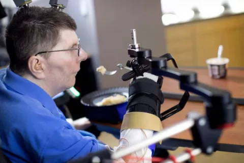 Tetrapléjico logra comer y beber por sí mismo con una neuroprótesis
