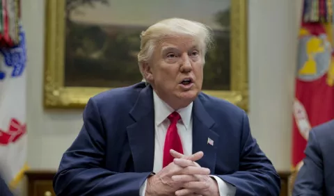 Trump carga contra Obama por 'pinchazos'
