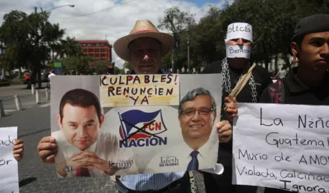 Guatemaltecos piden la renuncia del presidente y justicia por 38 muertas