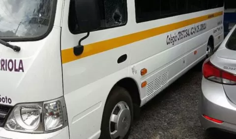 Rompen vidrio de bus escolar como represalia 