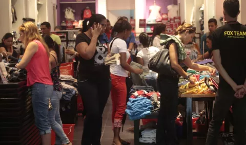 Aumenta fuga de divisas e impacta economía del país