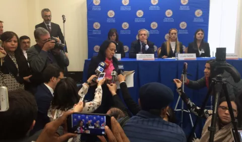 Chavista protesta ante periodistas en la OEA