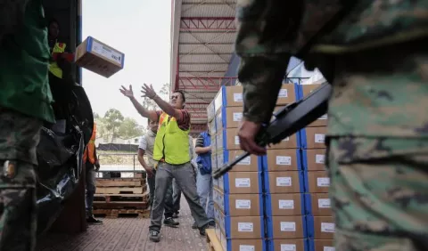 Distribuyen material electoral en Ecuador